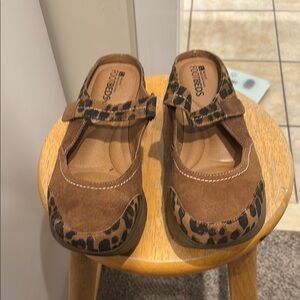 White Mountain FootBeds slip on “clog” with adjustable strap/velcro closure.